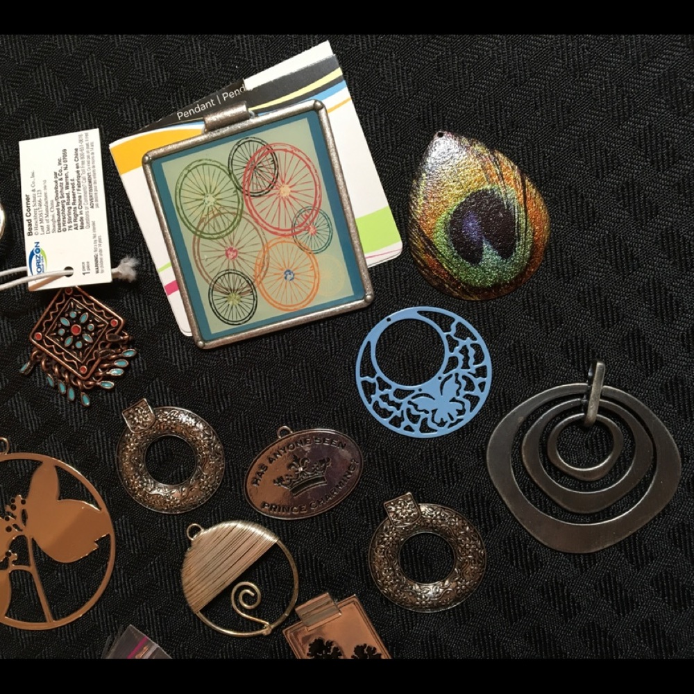 Lot of (18) metal pendants ,  (2) brooches. - Picture 7 of 8